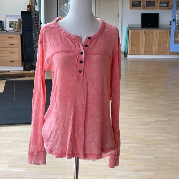 WE The Free Salmon Casual Top ~ Runs Like A Medium - Picture 1 of 8